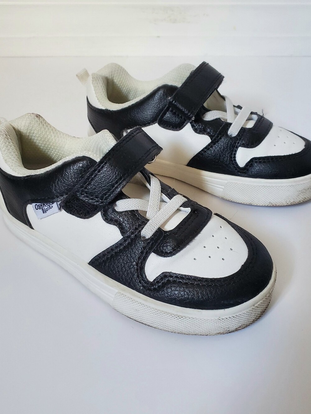 OshKosh B'gosh Kids Black and White Velcro Athletic Sneakers Size 9 Toddler